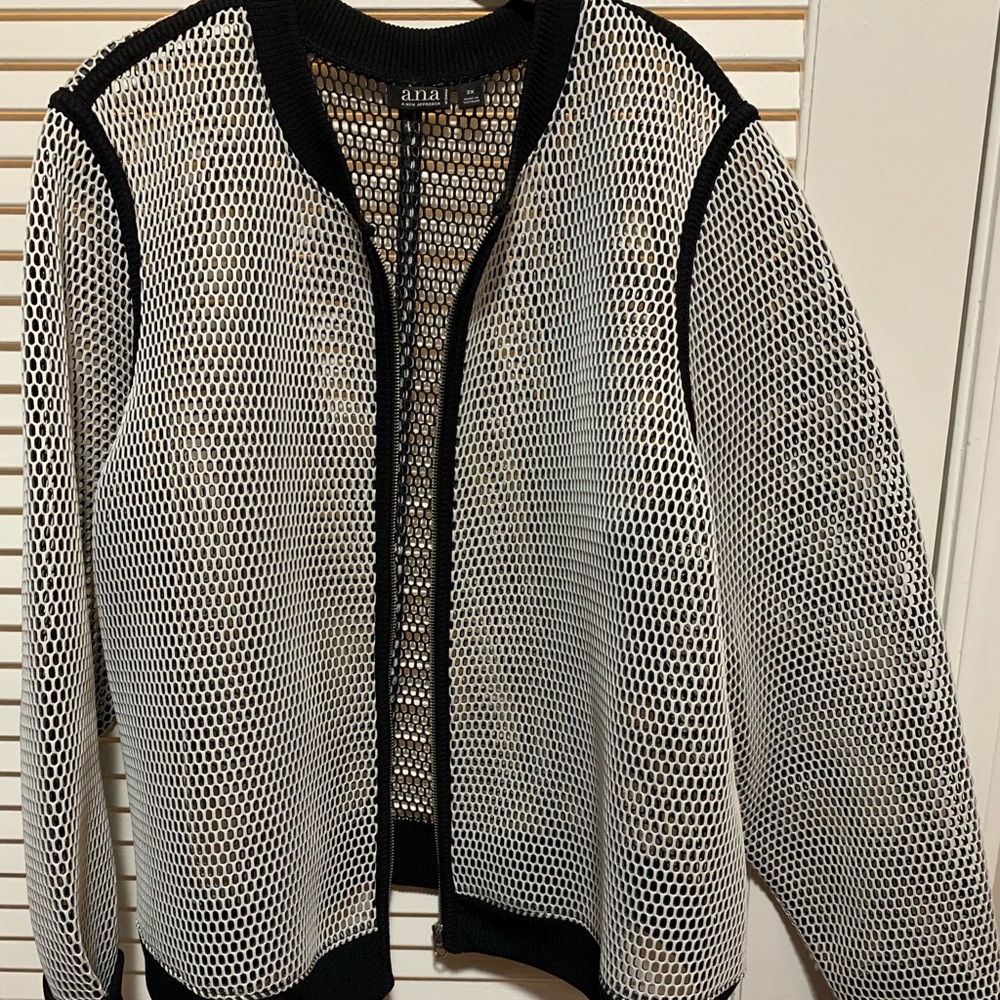Ana Black and white jacket